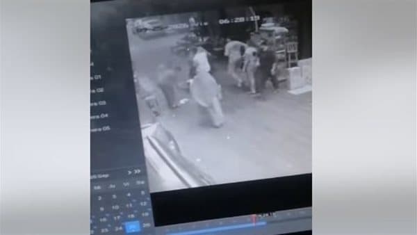 شاب على دراجة يسحب طفل من حقيبته بالوراق