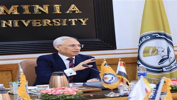 رئيس جامعة المنيا يمنح مكافأة للعاملين وأعضاء هيئة التدريس