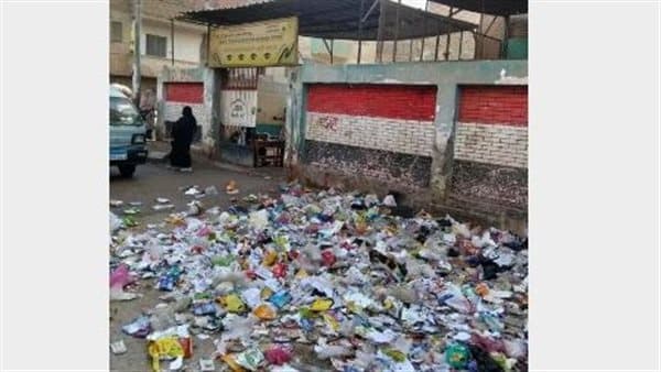 قمامة أمام مدرسة قليوب وأولياء يطالبون بحل