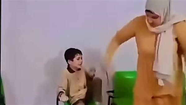 التعليم يحقق في فيديو ضرب معلمة لطفل