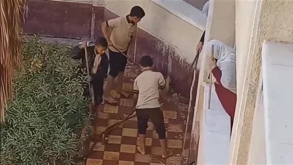 تعليم المنوفية يوضح حقيقة فيديو مسح الطلاب للأرض