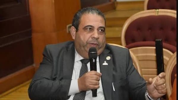 برلماني يقترح زيادة رواتب المعلمين