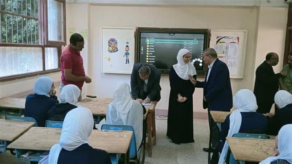 وكيل تعليم أسيوط يمنح مكافآت للطالبات