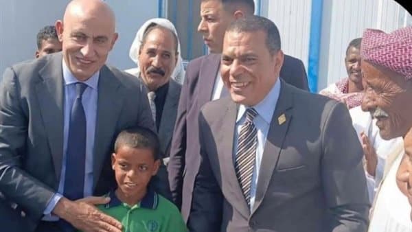 وزير التعليم يكرم عمر منصور في حلايب