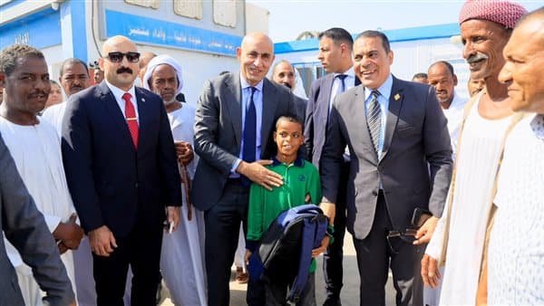 عبداللطيف يلتقي طالب نجيب محفوظ ويعبر عن فخره ببلده