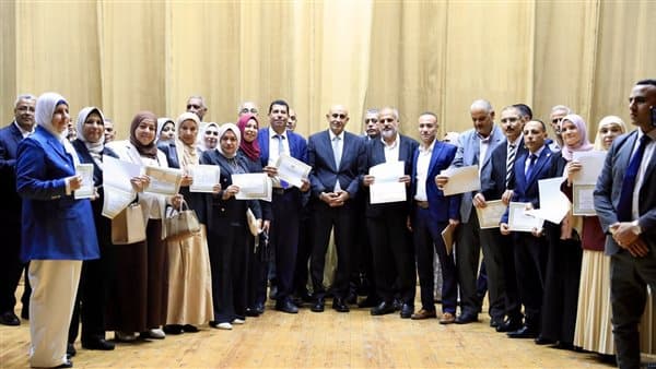 عبداللطيف يكرم مديرين المدارس المتميزين