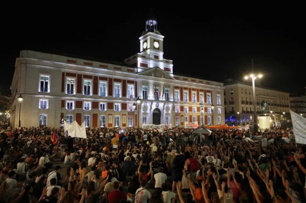 Elderly woman Marikar brightens Madrid streets