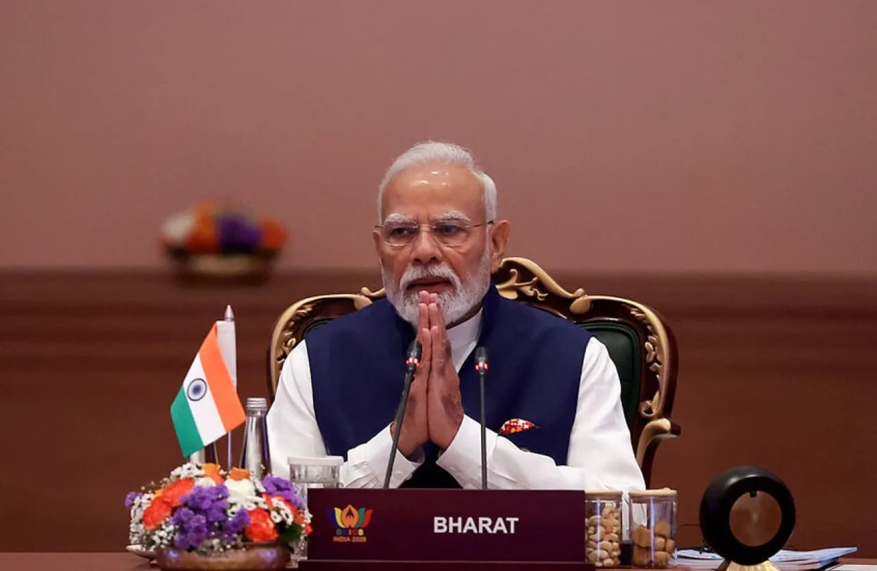 Modi lauds Fly Dubai pilot for saving lives