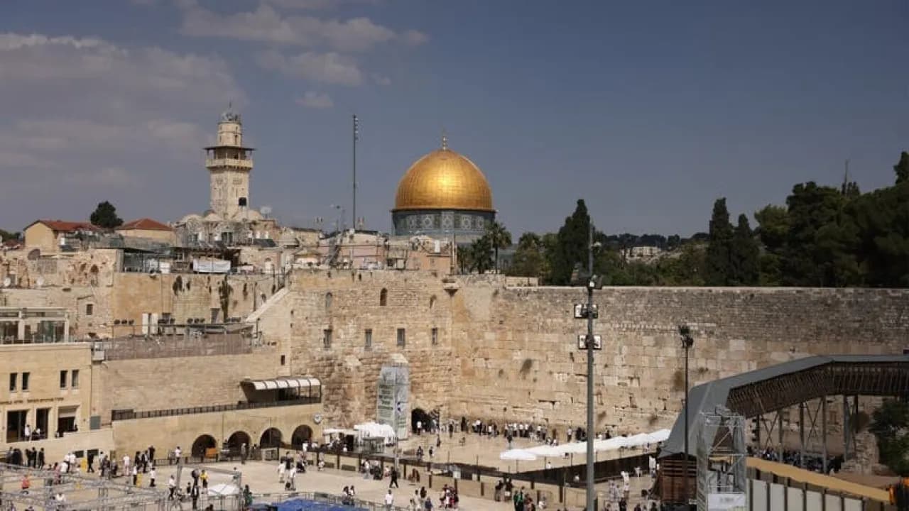 Britain to remove Jerusalem embassy signs