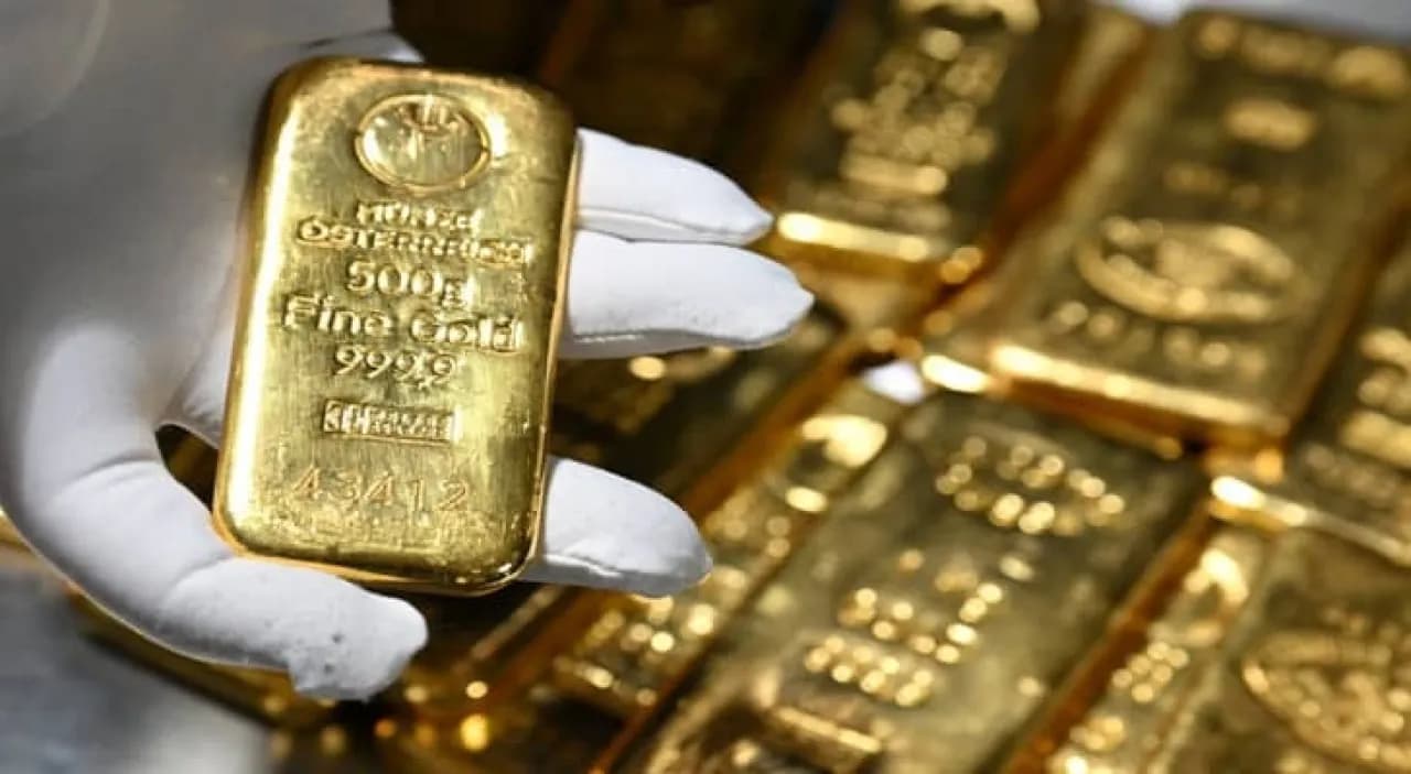 Gold prices drop this morning