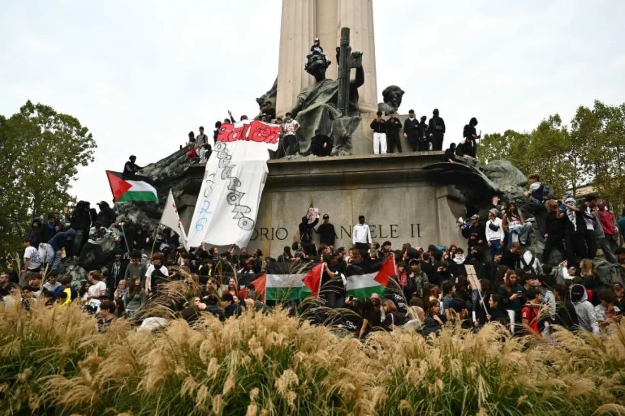 Italy students protest education law