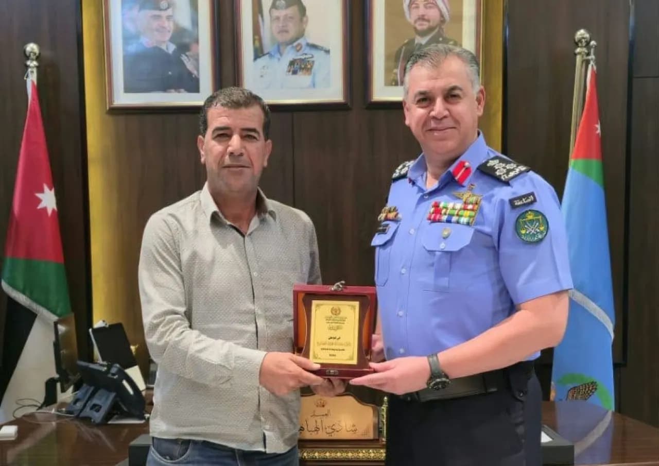 Gold and cash handed over to authorities
