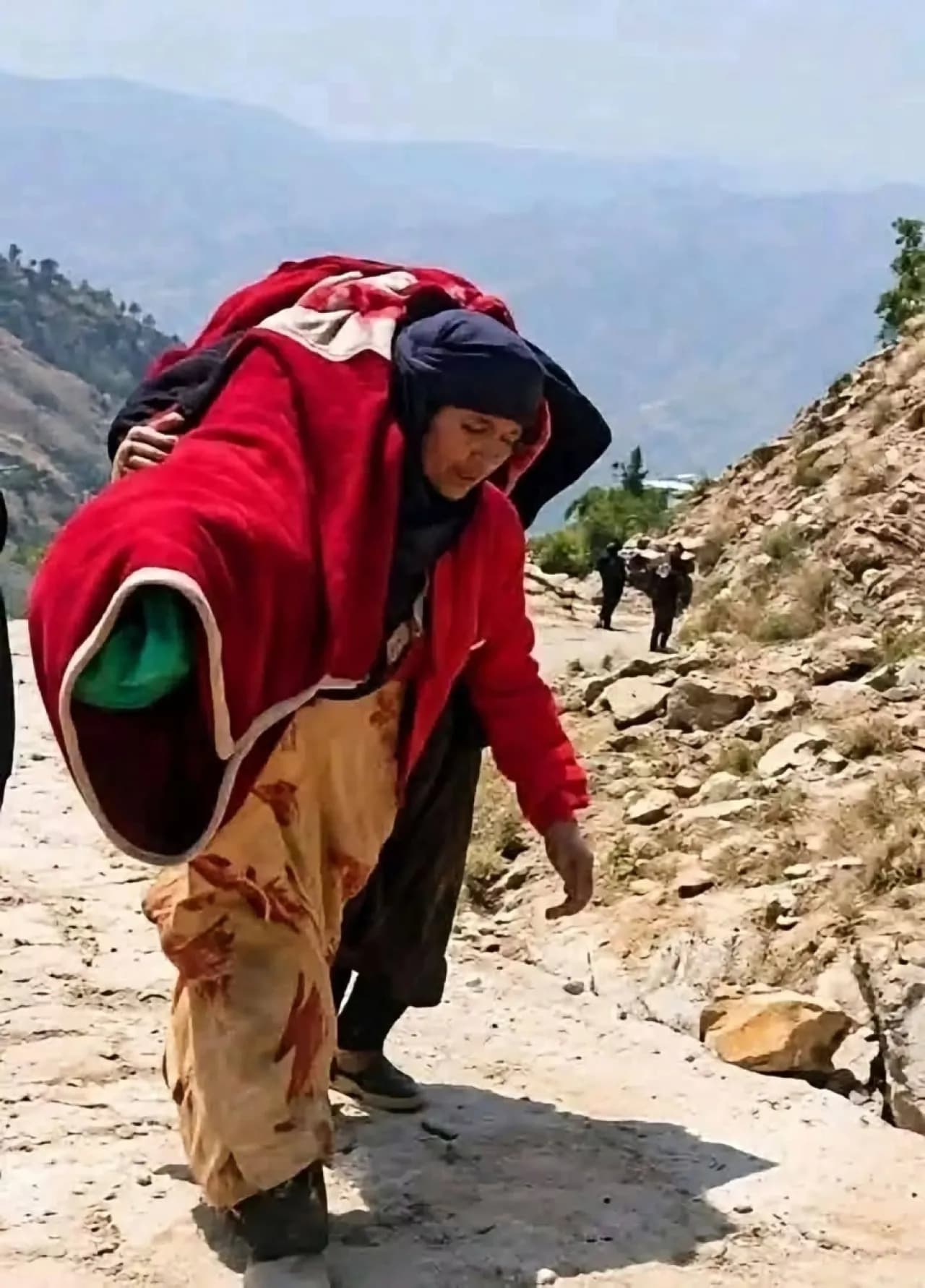 Yemeni mother bears daughter's body at Jabal Sabr