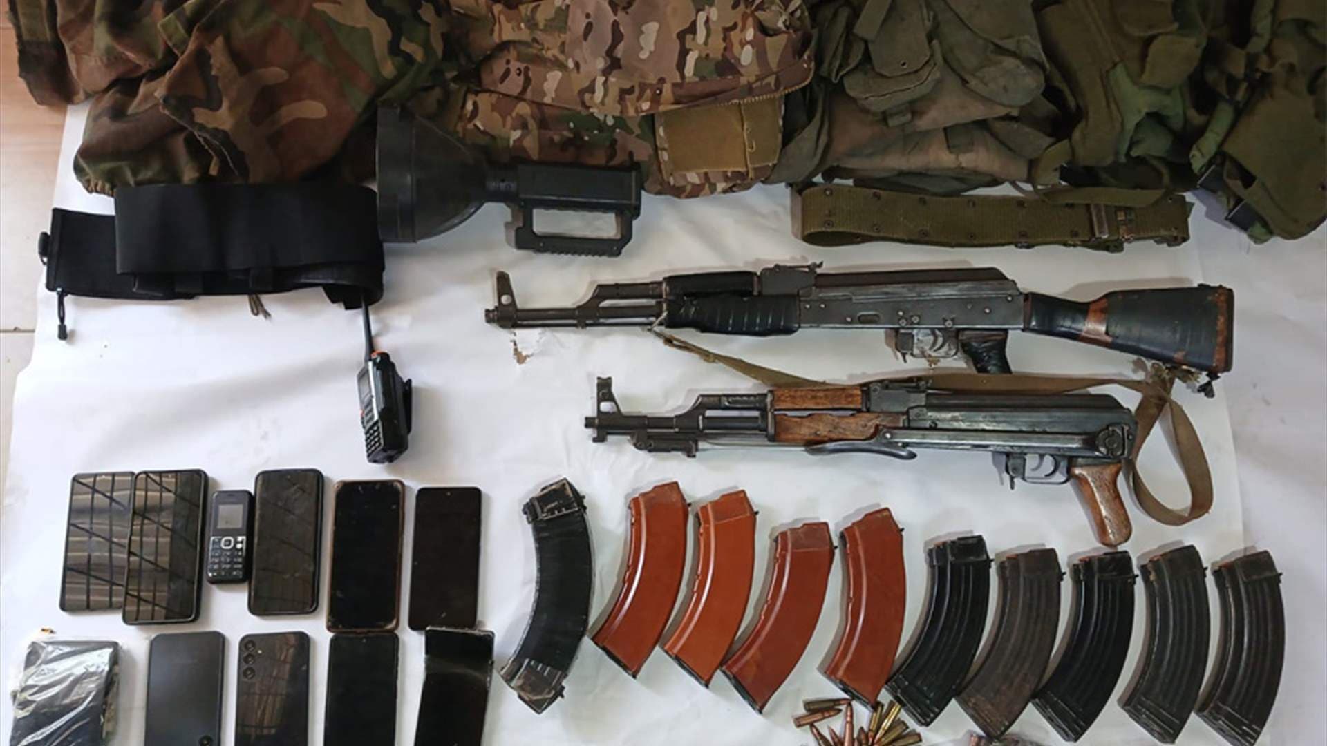 Army arrests in various areas including 6 citizens and 3 Syrians with seized items