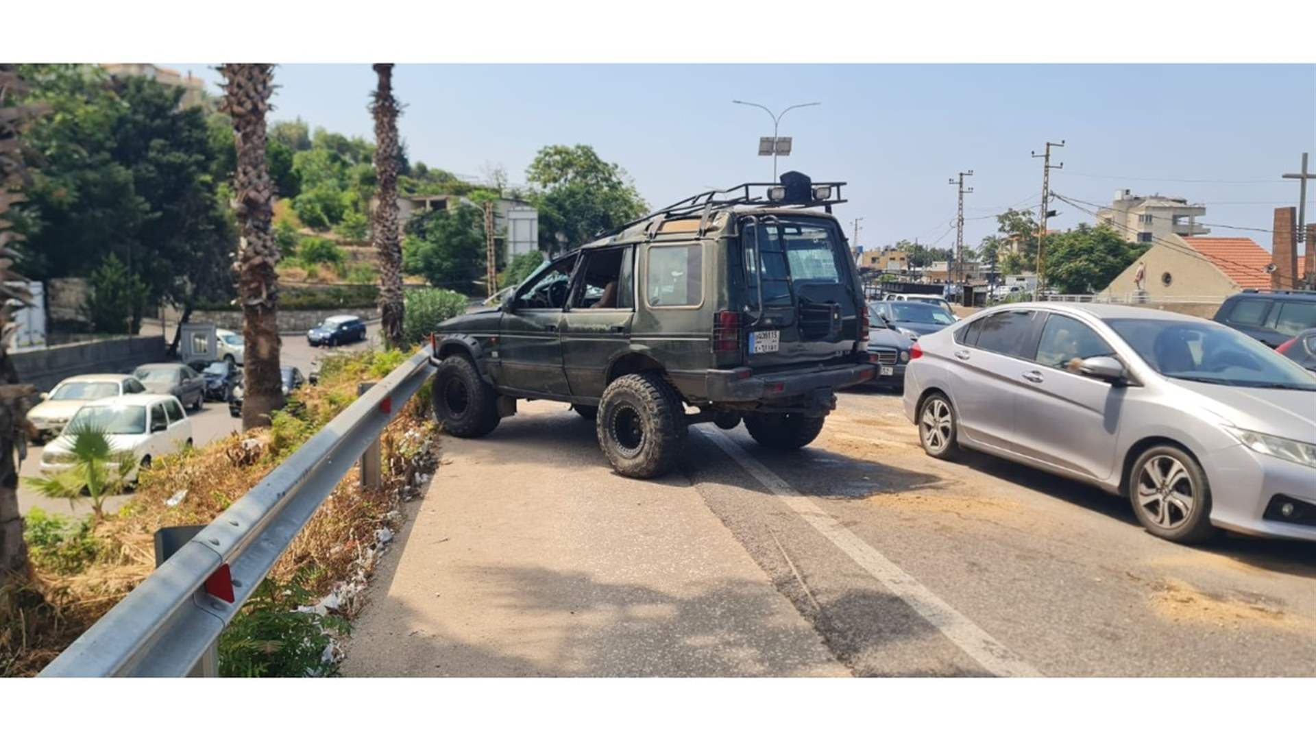 Heavy traffic on Sarba-Jbeil route after Range Rover crash