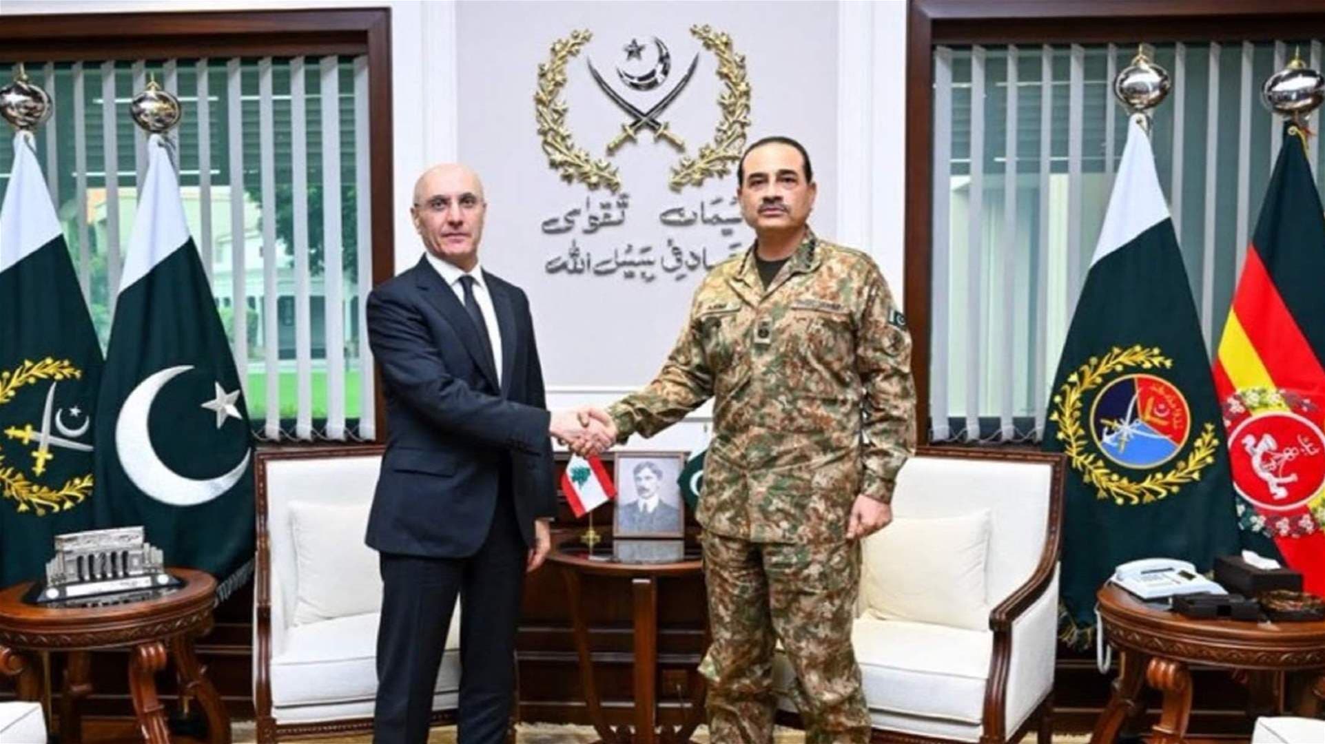 وزير الداخلية ورئيس الأركان الباكستاني يتباحثان لتعزيز العلاقات مع لبنان
