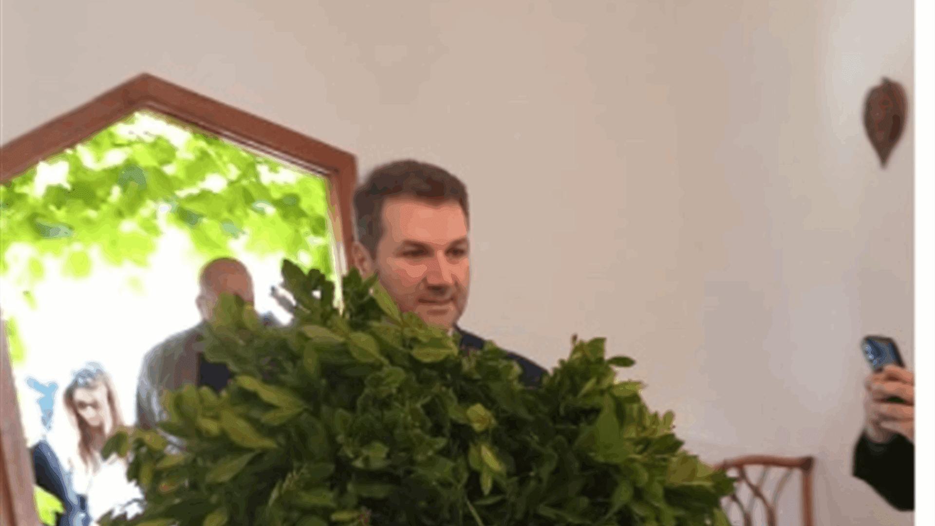 نديم الجميل يضع إكليل على ضريح غيث ونورا الخوري
