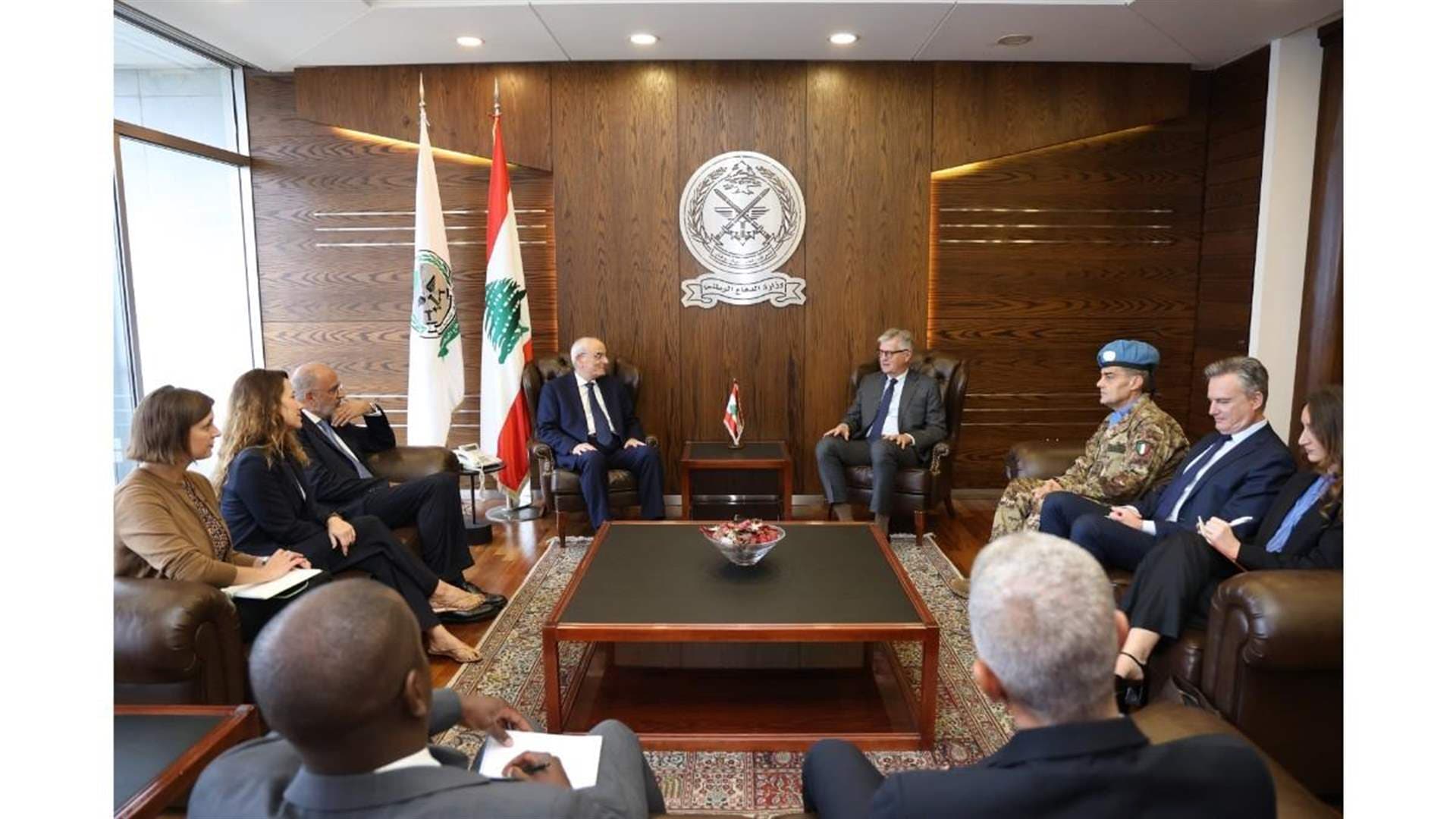 وزير الدفاع يناقش مع لاكروا بعد انتهاء مهمه اليونيفيل