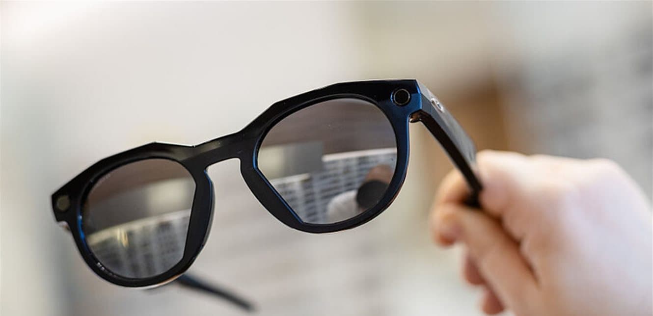 Meta's Smart Glasses Face Challenges