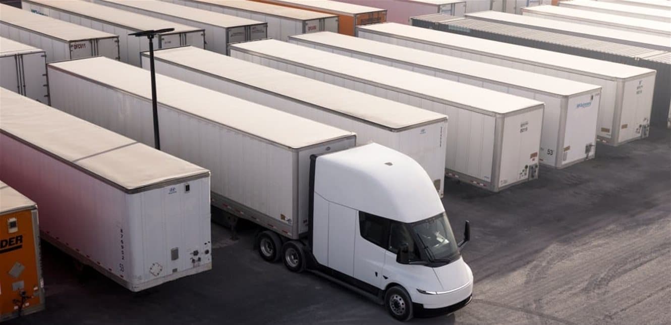 Tesla signs 500 electric truck deal