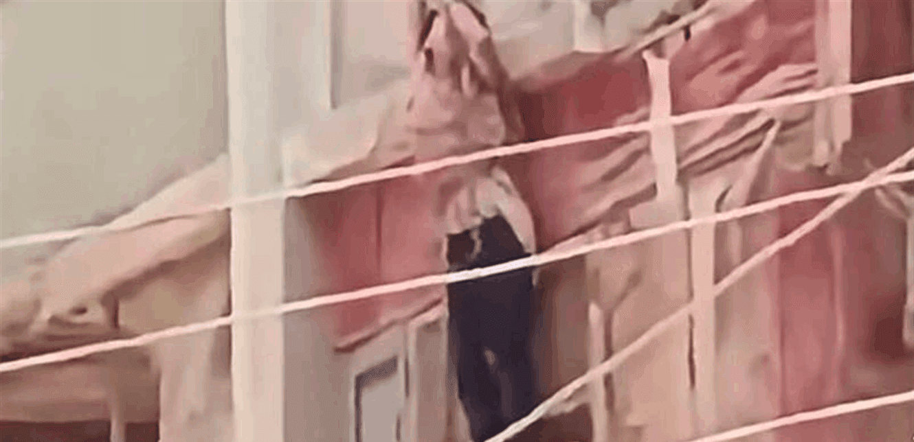 طفلة مصرية تقفز من الطابق الرابع فرارًا من والدها