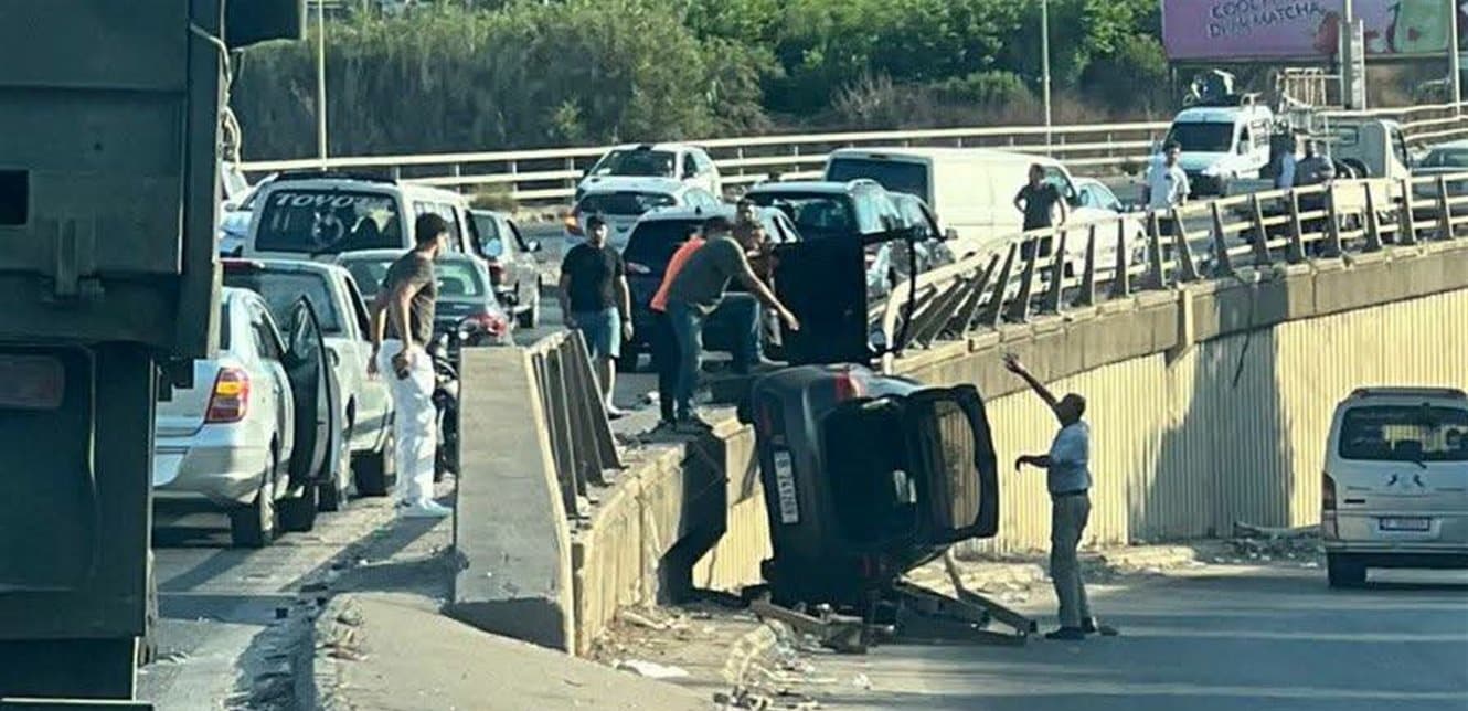 سيارة تسقط عن جسر الأولي وإصابة شخص