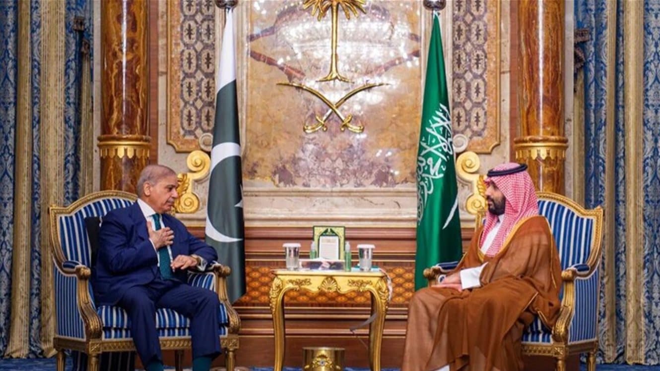 شريف يطمئن بن سلمان على دعم باكستان لسلطات السعودية