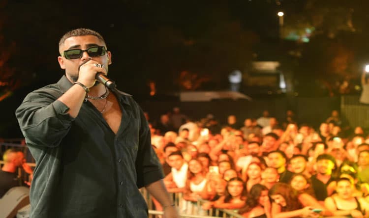 Mute person attends Beirut Festival night two