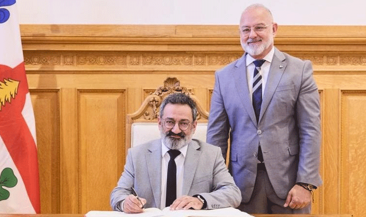 جورج خباز يوقع الكتاب الذهبي لمونتريال