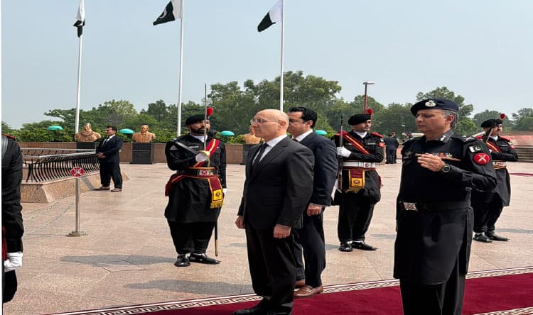 Hajjār Honors Pakistani Monument