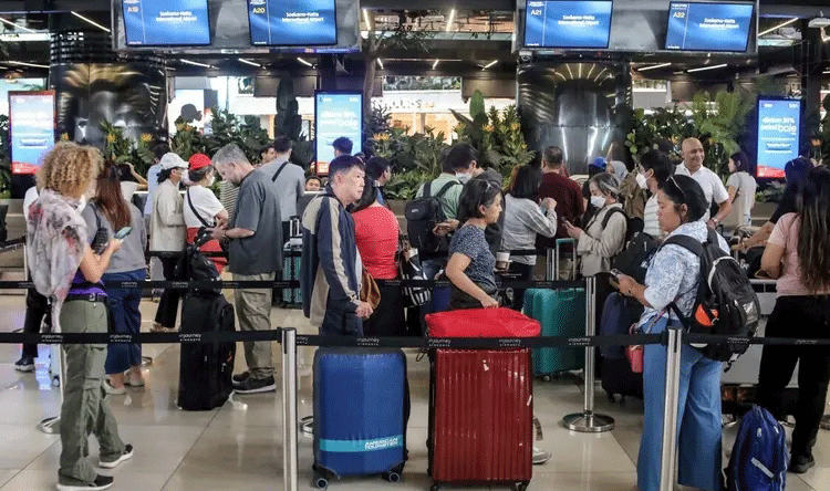 170,000 stranded at Indonesian airports after Anak Krakatau eruption