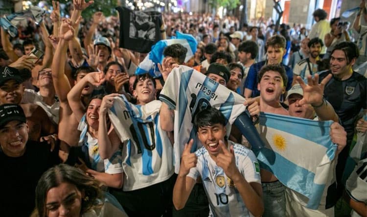 50,000 Argentine Fans in New York