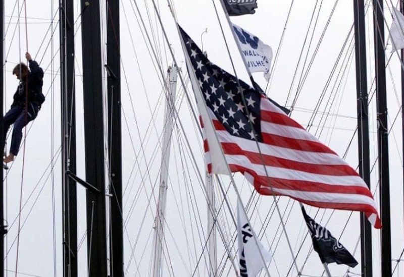 US service sector slows amid inflation