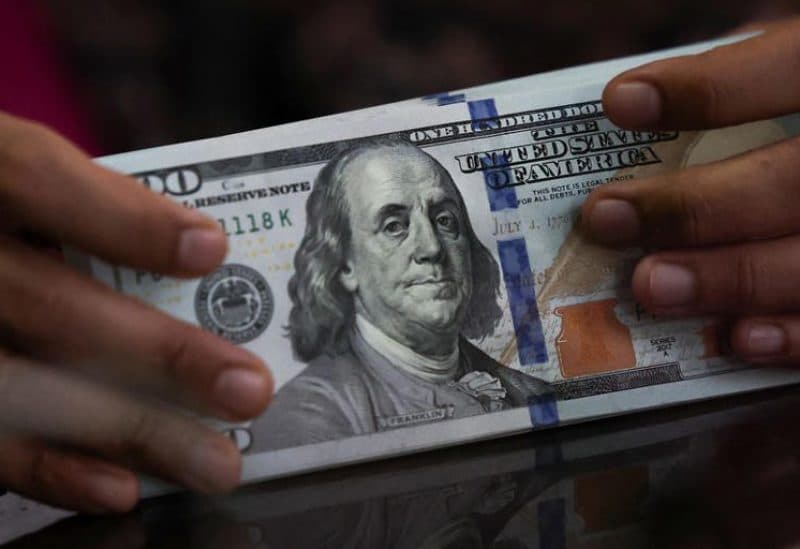 Dollar dips ahead of Fed minutes