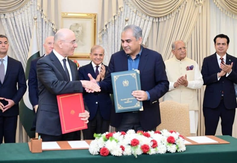 الحجار وشريف يوقعان اتفاقية لتبادل السجناء
