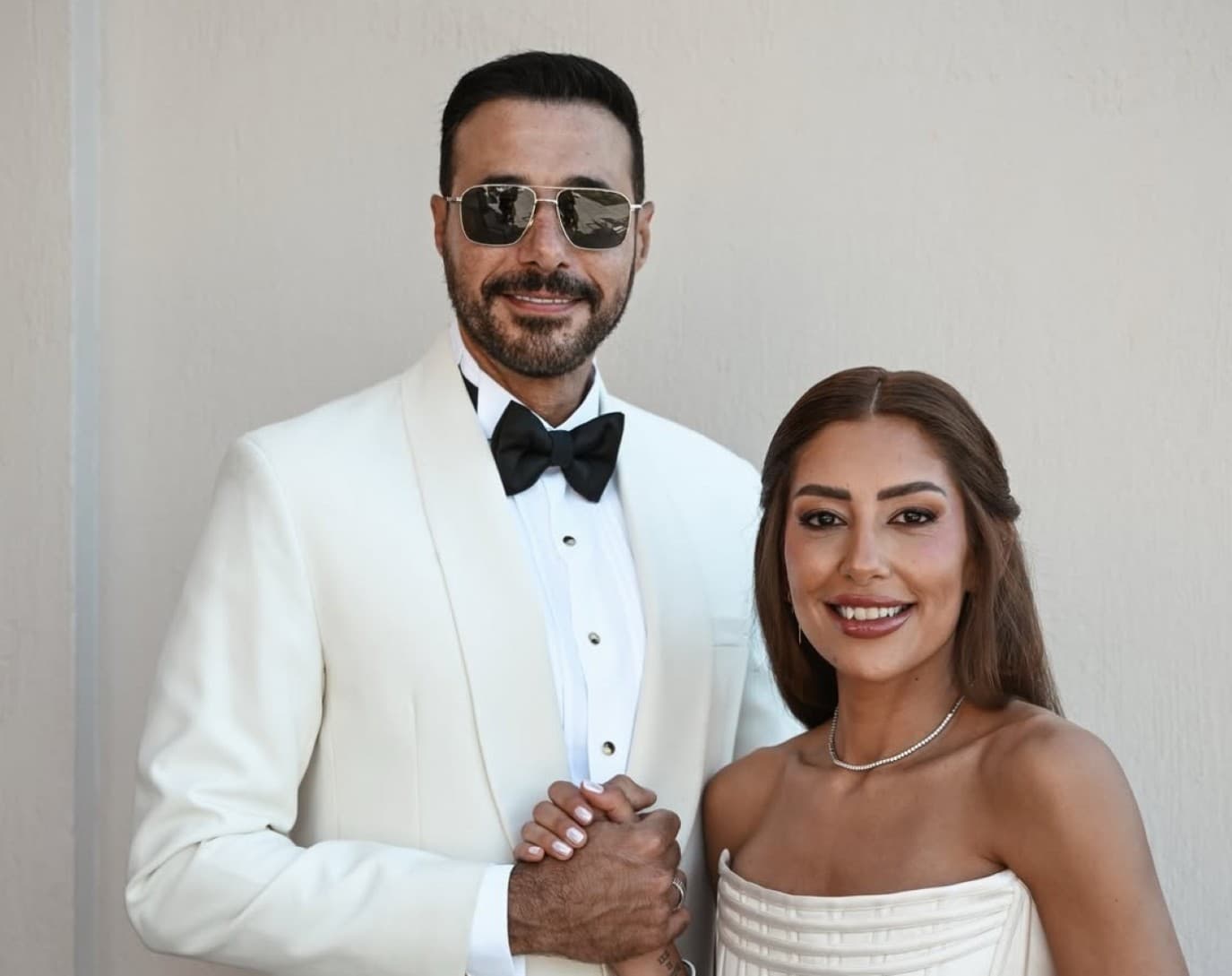 أول صورة لأحمد السعدني وزوجته من شهر العسل