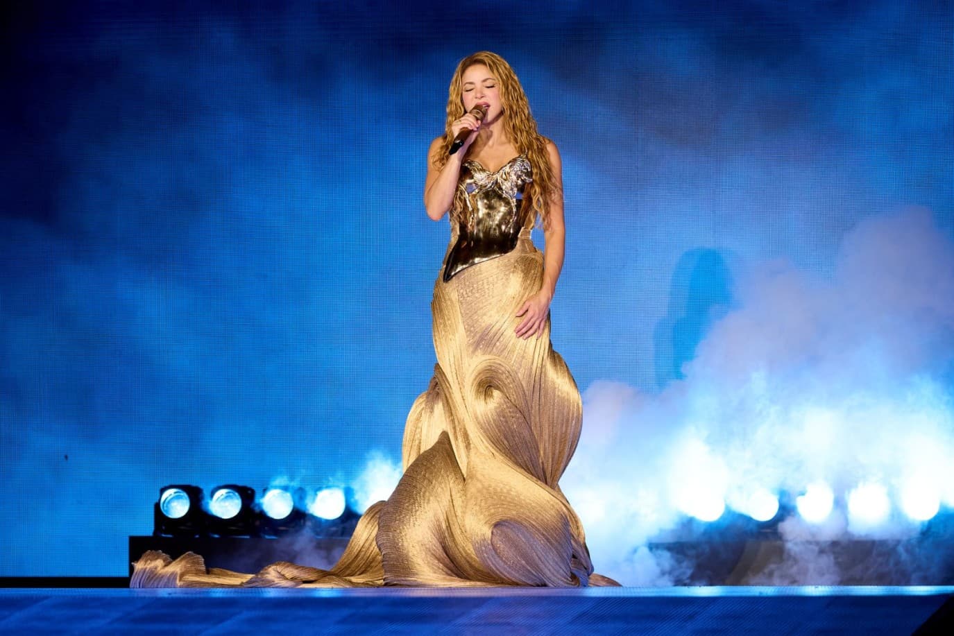 Penélope Cruz joins Shakira in Madrid concert