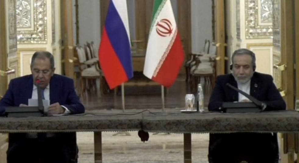 وزير الخارجية الإيراني يحمل واشنطن مسؤولية أمان مضيق هرمز