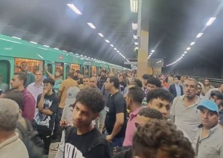 مترو الأنفاق يوضح توقف قطار في الدقي