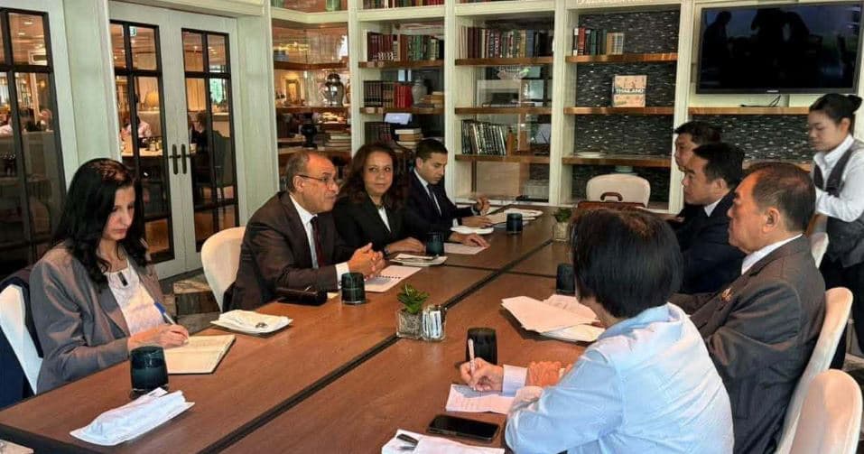 وزير الخارجية مع رئيس غرفة التجارة التايلاندية