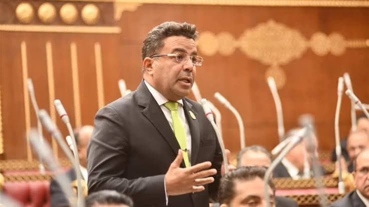 النائب عادل يدعو لمراجعة بطاقة الخدمات