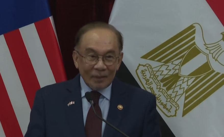 رئيس وزراء ماليزيا يمازح السيسي عن التاريخ والفن المصري