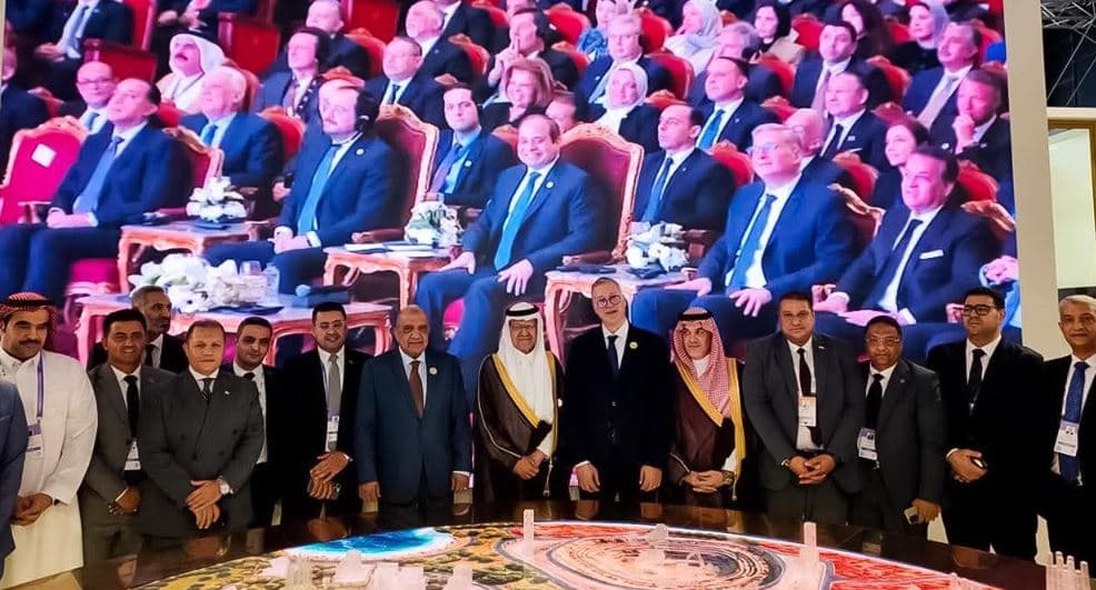 وزير الطاقة السعودي يزور الجناح المصري في الرياض