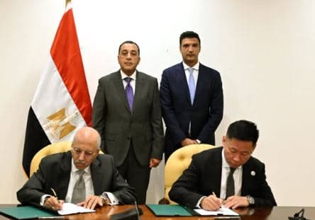 رئيس الوزراء يوقع عقد مصنع بطاريات كهربائية