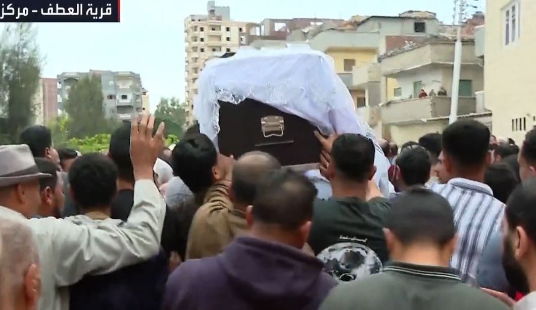 مفرش زفافها يعلو النعش في جنازة عزة رمزي