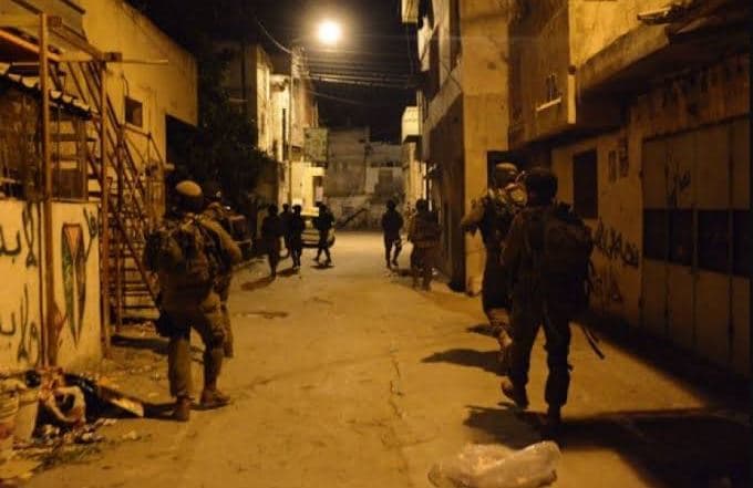 21 فلسطينيين يُصبون في هجمات المستوطنين والجيش