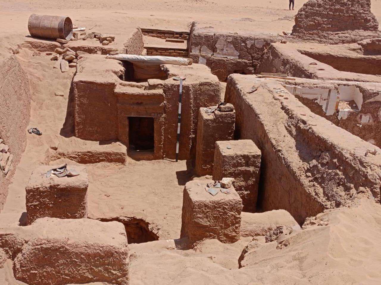 اكتشاف أثري في بئر الشغالة يعثر على مقبرة هرمية رومانية