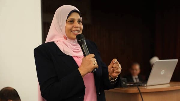 عالمة أزهرية تتفوق في الفيزياء النووية