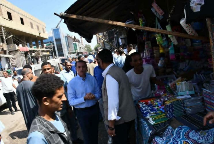 أسوان يفرج عن بائع متجول بعد ضبطه