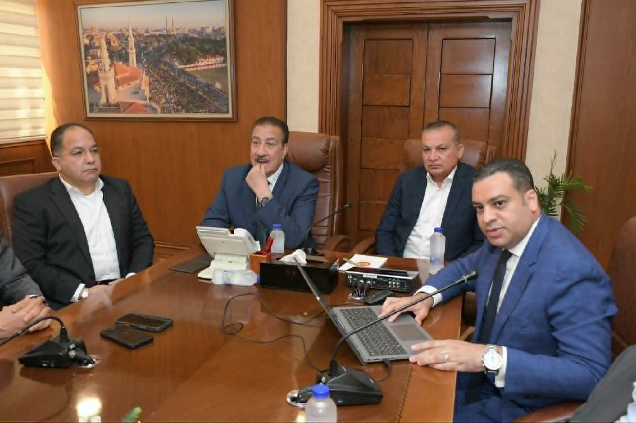 محافظ بورسعيد يناقش تطوير المناطق السكنية
